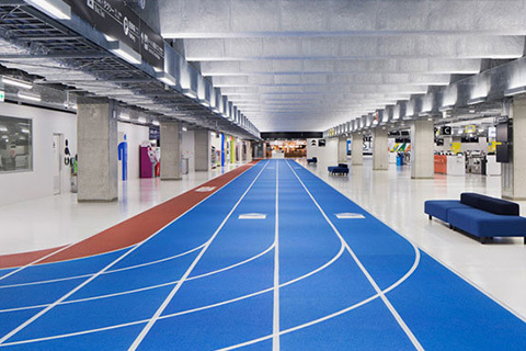 Löparbana på flygplats leder vägen till rätt gate