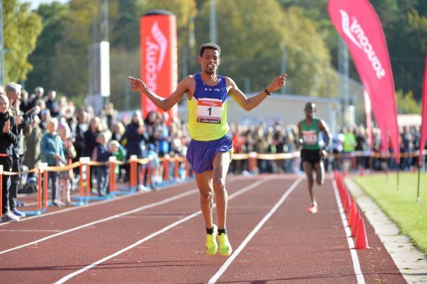 Spurtduell och banrekord på Hässelbyloppet 2015